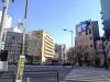 桑並木通りと甲州街道が交わる交差点角