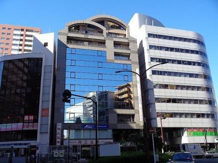 前面ミラーグラス張りのビル