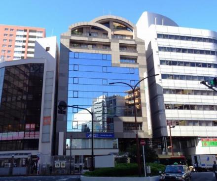 前面ミラーグラス張りのビル