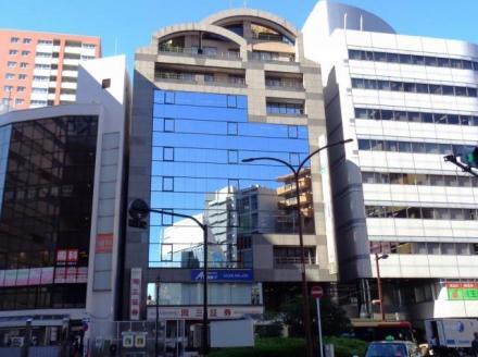 前面ミラーグラス張りのビル