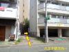 前面道路より通路を進み、建物裏右側です